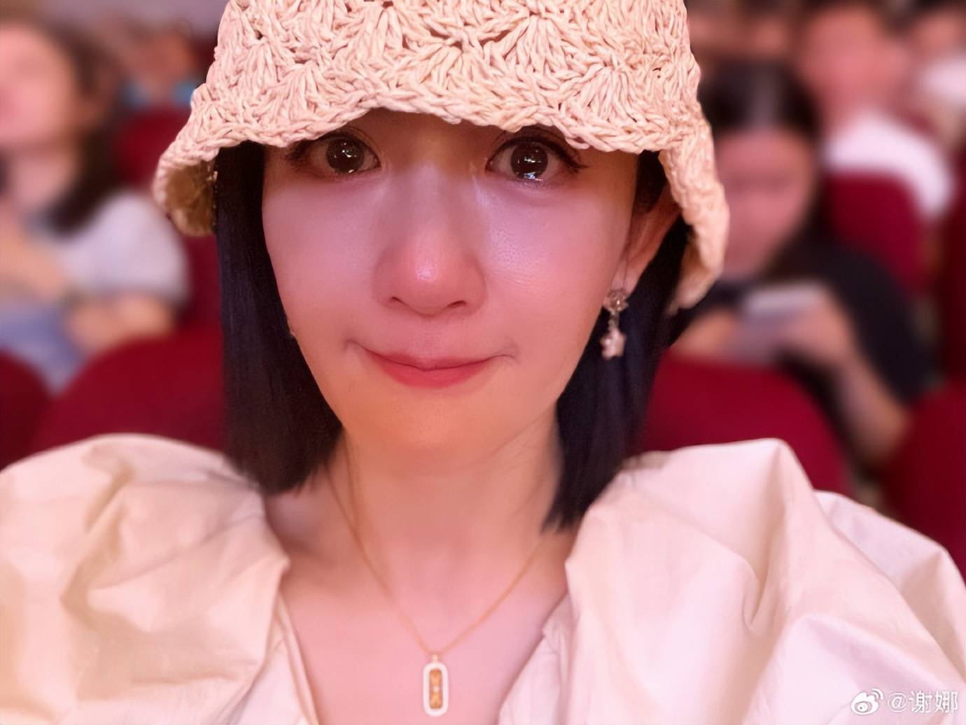 谢娜张杰参加女儿毕业典礼,女儿唱毕业歌,她感动落泪被女儿笑话