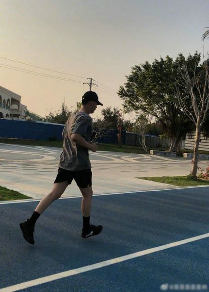 网友偶遇黄景瑜拍戏 路边跑步肌肉线条优越