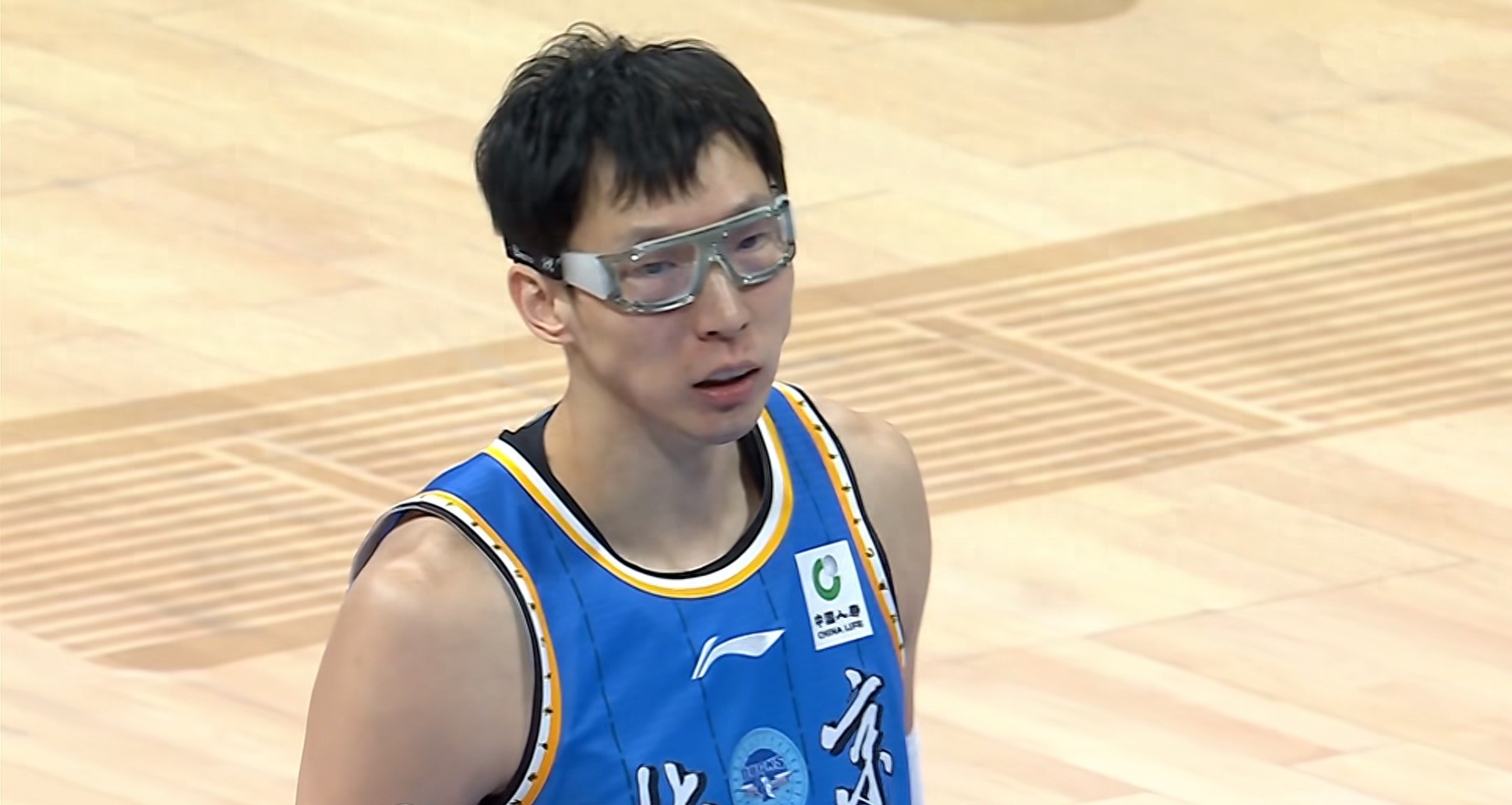 22-0逆转，北京男篮两连胜，后场双核合砍62+15，周琦罚球10中6
