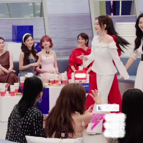 王鸥张天爱系邻居，浪姐直播见面亲吻