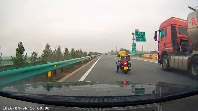 摩托车高速路中间停留险象环生