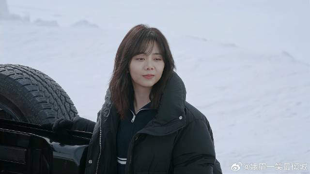 路晨车坏在半道了，归晓看着他修车样子，直勾勾盯着他看