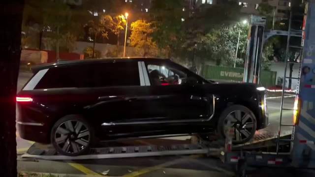 网友偶遇蔚来ES9卸车，车头高度引注目