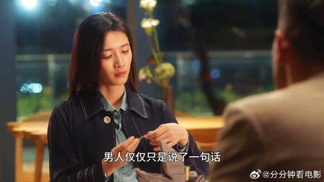 因为男人的一句话，女人在大庭广众之下脱光了所有衣服！
