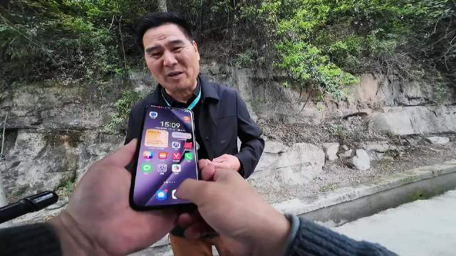 男子挂胸牌拦车借钱引尴尬，借款仅百余元