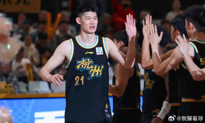 面对阵容不整，主教练王博是如何调整战术激活胡金秋的？