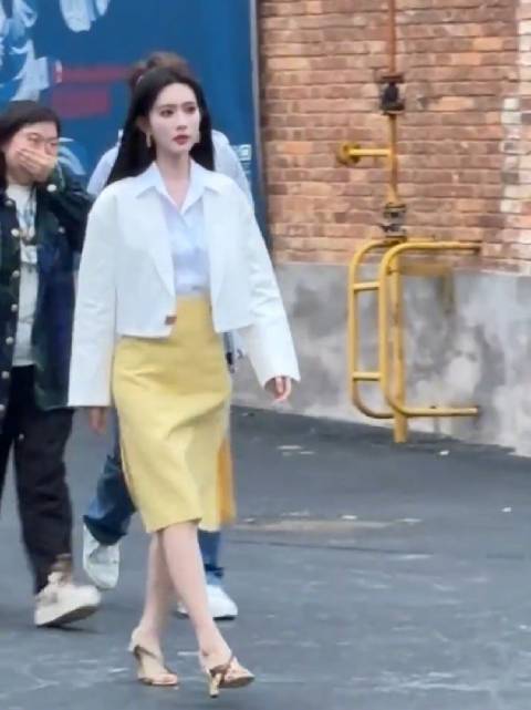 孟子义穿黄色半裙亮相活动复古妆造皮肤白皙