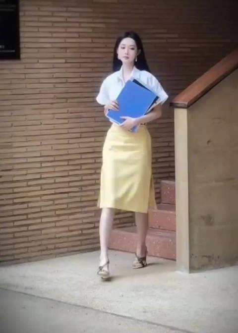 斯皮尔伯格转场来了～鹅黄色半裙搭配无框眼镜，新造型完全都市丽人！