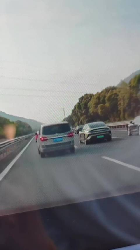 以后不要说小米车底盘不好，你就选中高配，体验相当牛