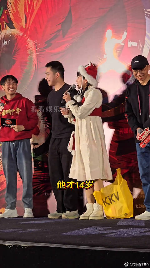 王小贝携子亮相雄狮少年2首映礼,14岁儿子身高近一米八