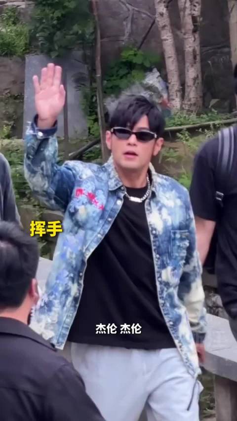 昨天周董结束演唱会现身龙井茂居 期待《周游记》 视频来源Hi浙江