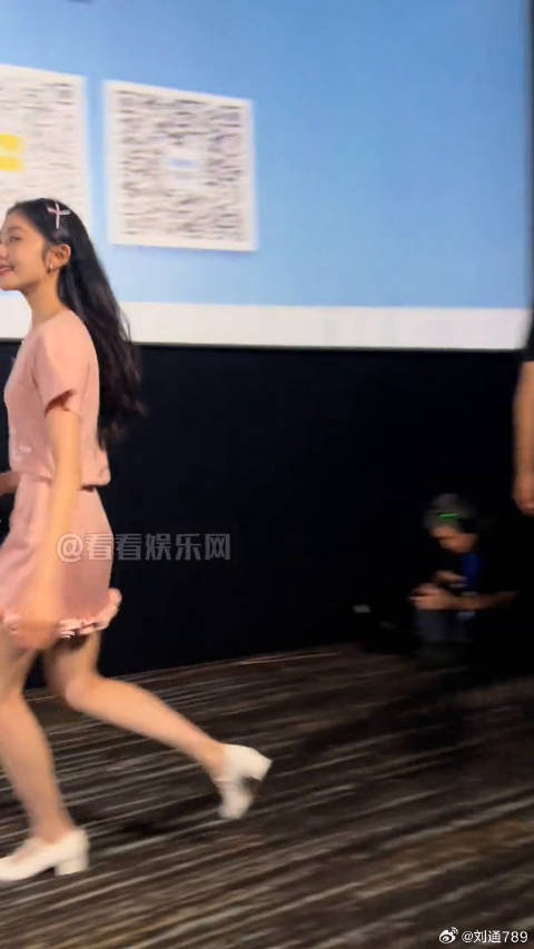 被 刘浩存 两人的身高差狠狠地戳到了 微博VC计划