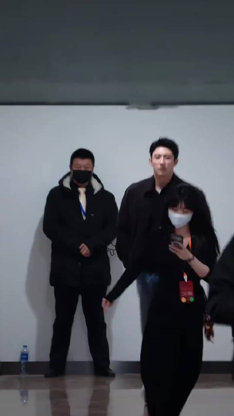 王雨馨暗指张艺上，黄景瑜绯闻再引热议