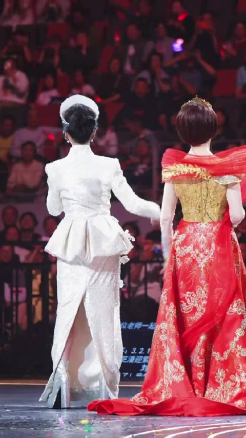 赵雅芝潘迎紫成都同台，重现白娘子武媚娘经典造型