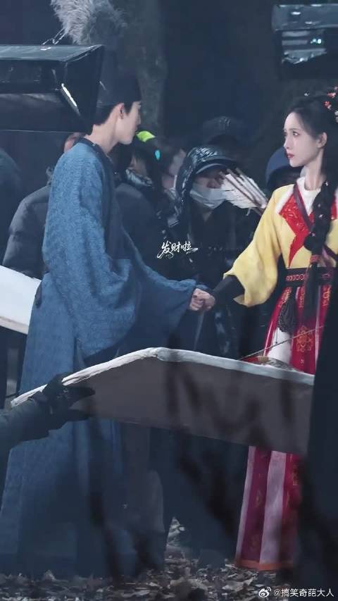 言二: 谁懂啊 家人们 媳妇撒开我的手就跑了