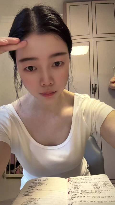 这个眉毛现实中我还挺喜欢的，怎么上镜就看着像蜡笔小新，服了