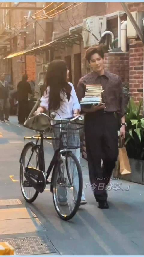章若楠王安宇新剧路透同框推车漫步