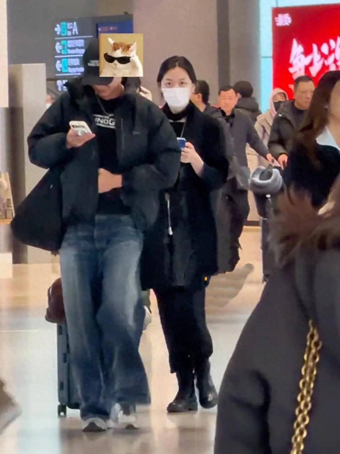 王菲女儿与男性友人出行，19岁李嫣高挑时髦气质好，比明星还有范