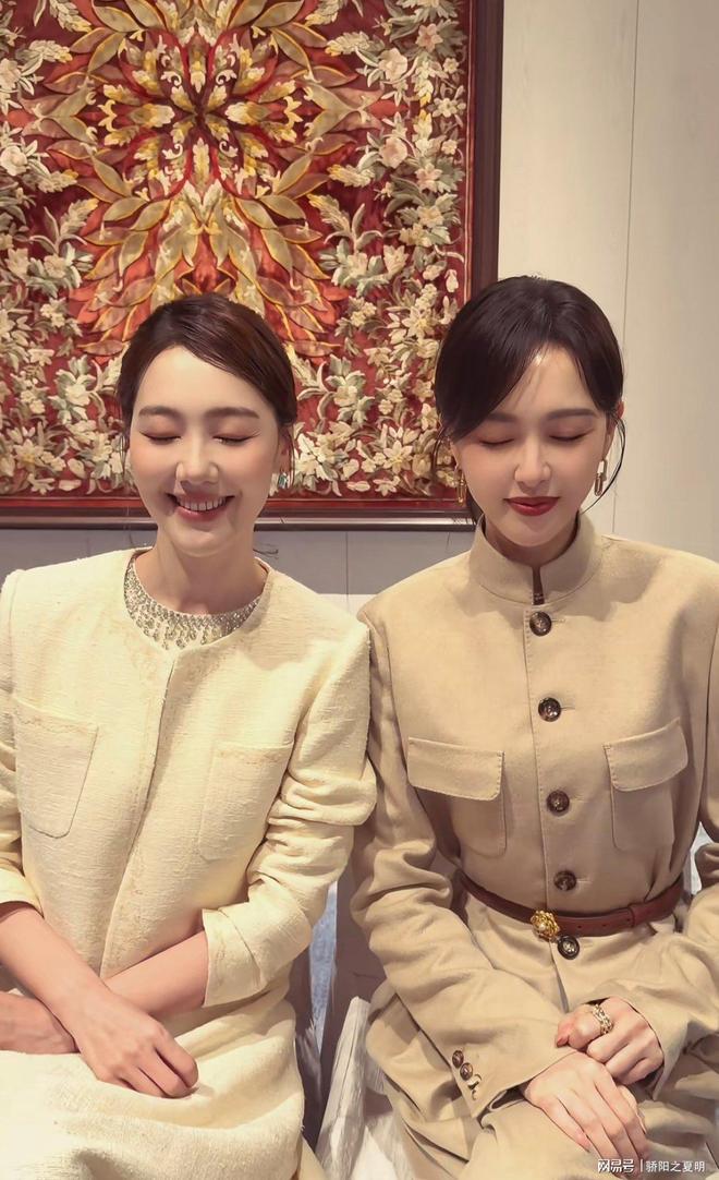 王冠与闺蜜唐嫣同框，两人默契十足，长得也有点像都好美