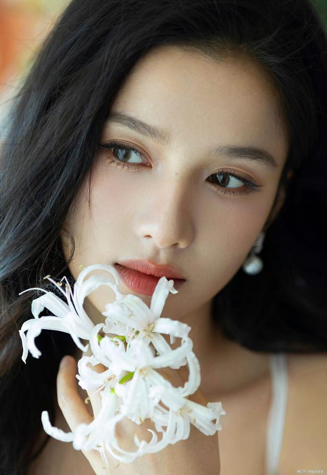 张婧仪白裙造型封神！清冷氛围感拉满，普通人也能抄的温柔风穿搭