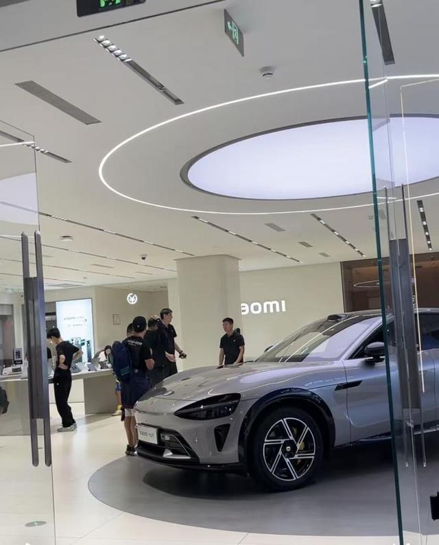 新车到店引“尝鲜”顾客 多重补贴激发购车热情 丨国庆消费青观察