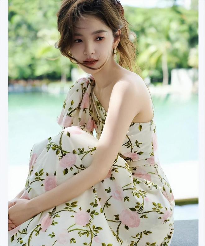 章若楠粉色毛衫，搭配白色运动裤，少女感十足！