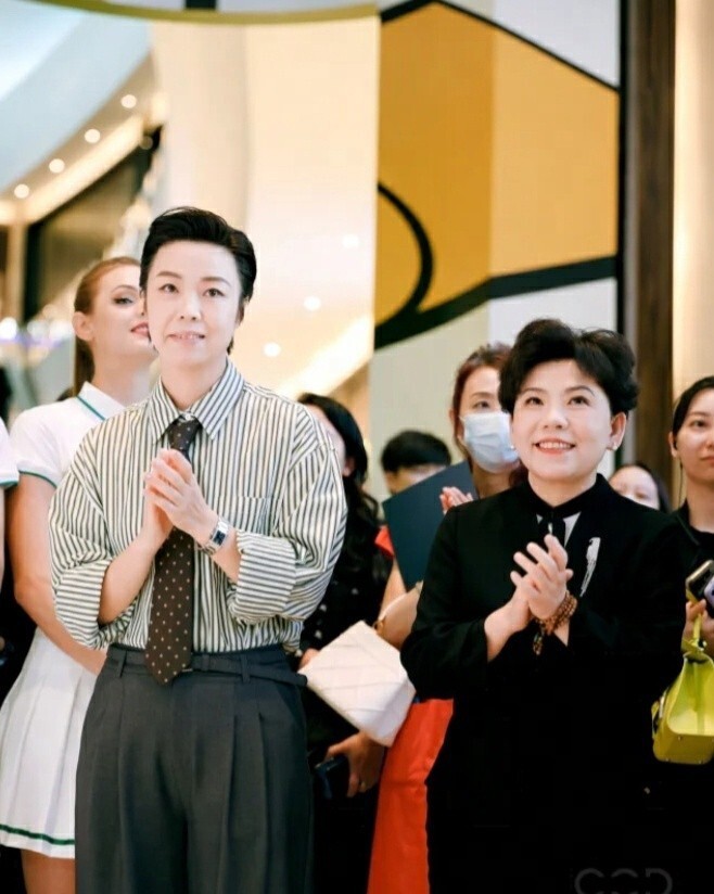 国乒两代大魔王罕见同框,张怡宁大背头造型抢镜,邓亚萍装扮优雅