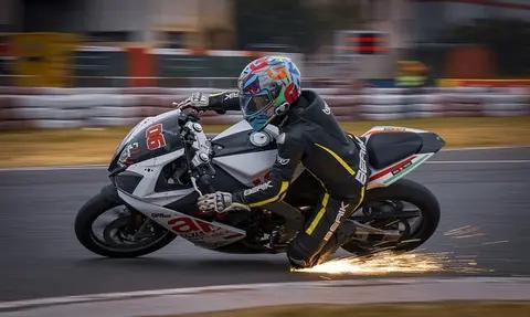 交规要摩托车靠右行驶，靠右就行了吗?