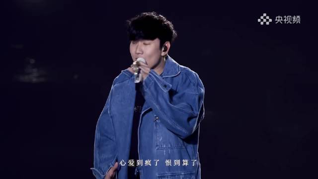 林俊杰演唱《崇拜》上线，暮色光影中聆听成长