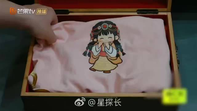 李维嘉赠吴昕同款围裙大侦探互动引热议
