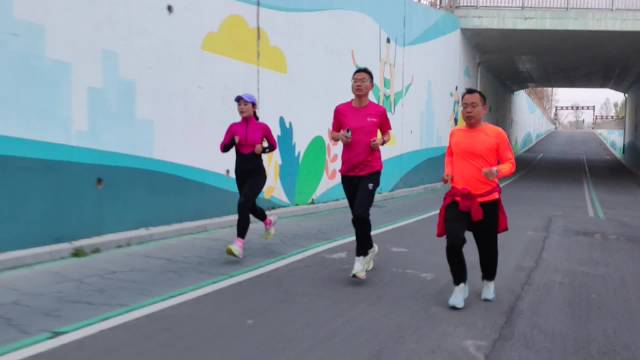 雄安马拉松备战中，跑者晨跑12公里配速430