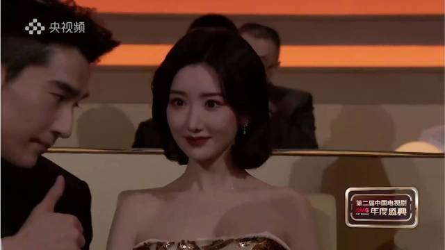 36岁的毛晓彤到底有多迷人！娇羞一笑甜度爆表，这谁能不心动