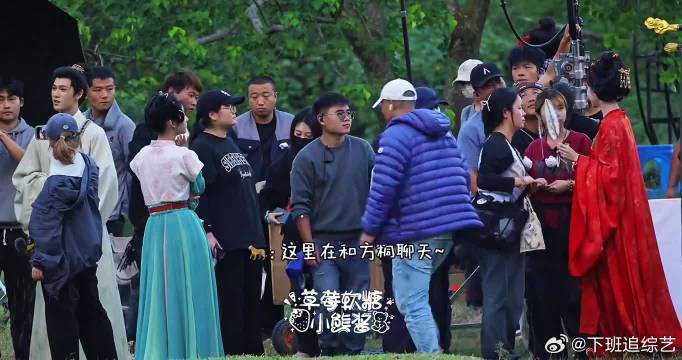 穿过人海望向你~心有灵犀的转头对视