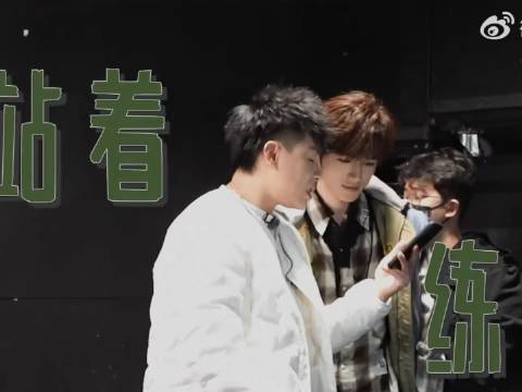 宋亚轩与胡彦斌同框略显拘谨