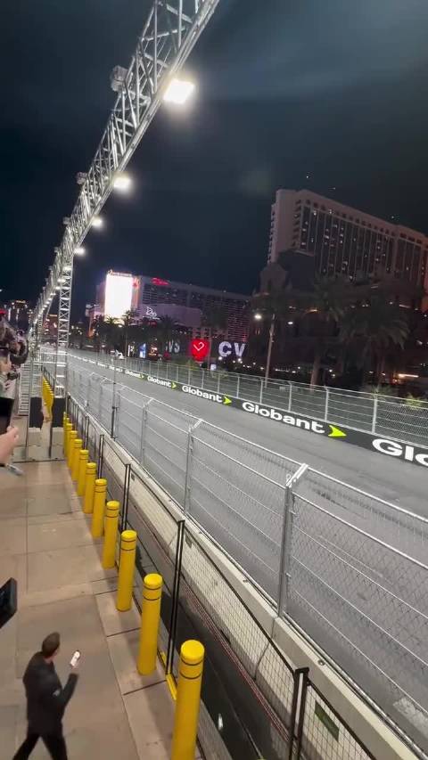 近距离感受F1的真实速度有多快，风驰电掣速度与激情！