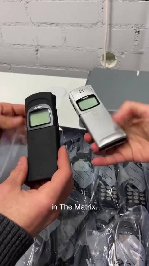 还记得《黑客帝国》和《少数派报告》中的这些手机吗？
