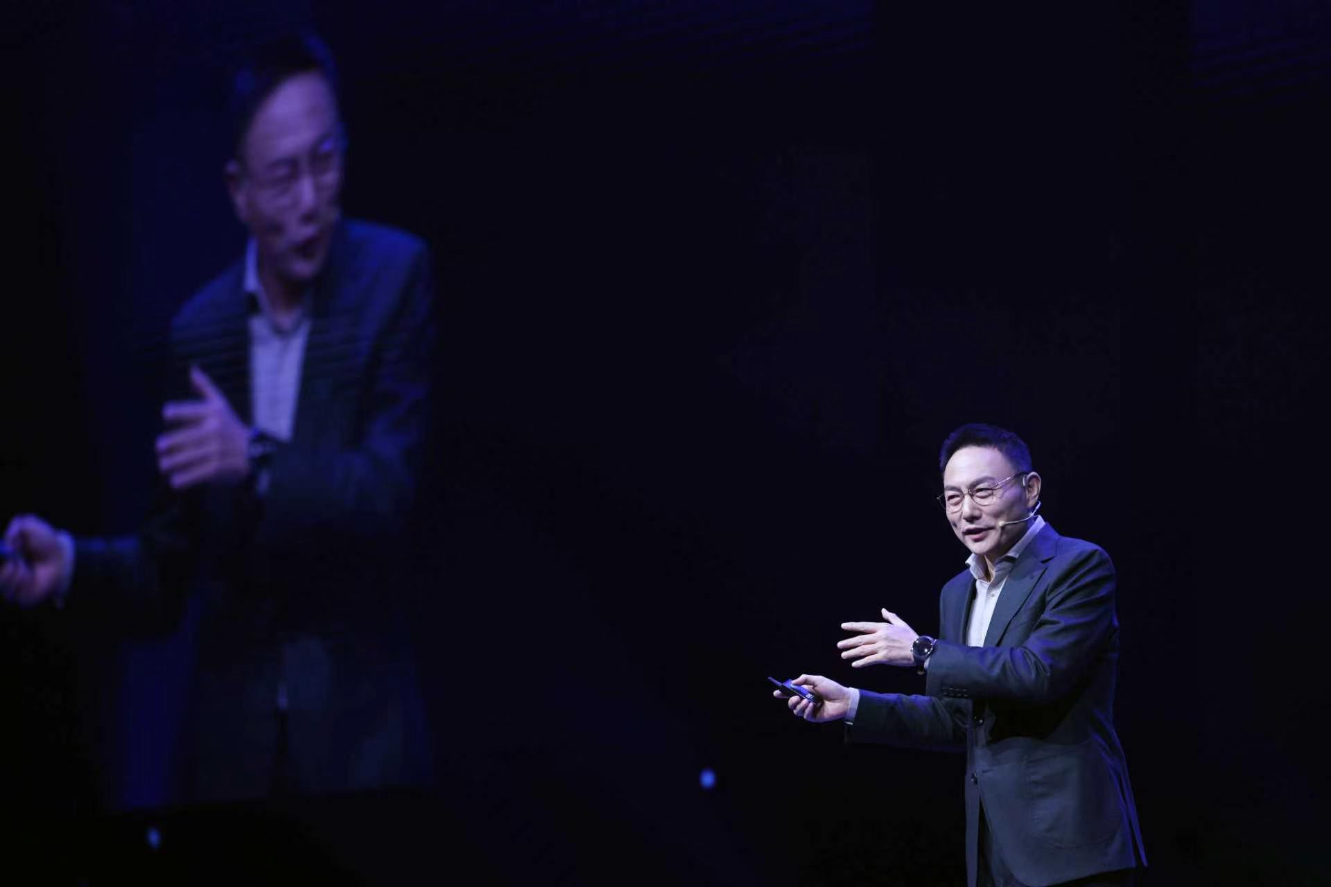 羅振宇圍繞「AI時代，人還能做什麼?」發表演講。新京報記者 李木易 攝