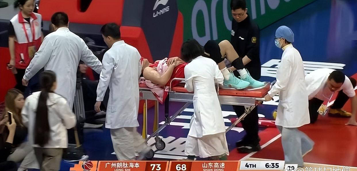 郭艾伦左膝受伤仰面痛哭被担架抬离，郭士强观战表情凝重惹人揪心