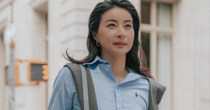 43岁郭晶晶又把“衬衫”穿火了！搭配黑色阔腿裤，温婉优雅又干练