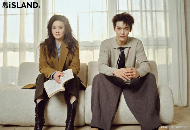 王艳携19岁儿子王泓钦登杂志封面，1.8米高颜值帅气