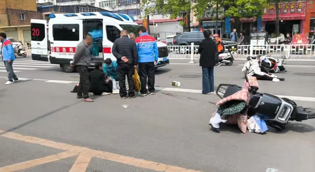 河南许昌街头两车相撞致两人受伤，张雪机车连锁店长出手救助，医院称伤者均住院