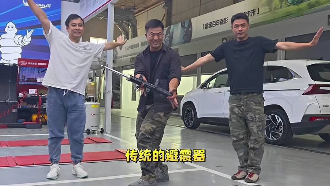 跳卡钳舞唱扳手rap，湖北改装界“唱跳男团”出圈，四人梦想再进阶，首家连锁店开业