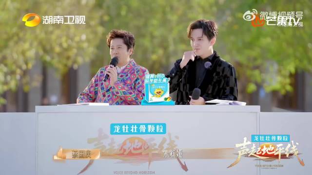 蔡国庆在舞台上不慌不忙，稳稳输出实力，每一句演唱都尽显专业