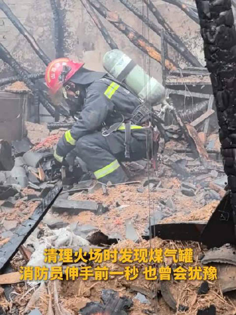 犹豫是本能，但他选择伸手！致敬平凡英雄！