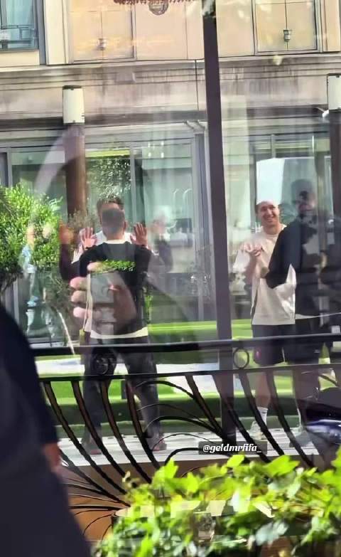 赛前散步，维尔茨似乎拒绝在勒沃库森球衣上签名