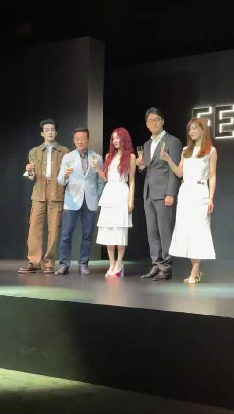 宋雨琦文咏珊曾舜晞同台亮相，展现灵动优雅俊朗风采