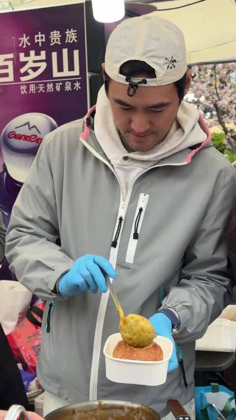 袁弘现身北京朝阳公园面包节卖面包