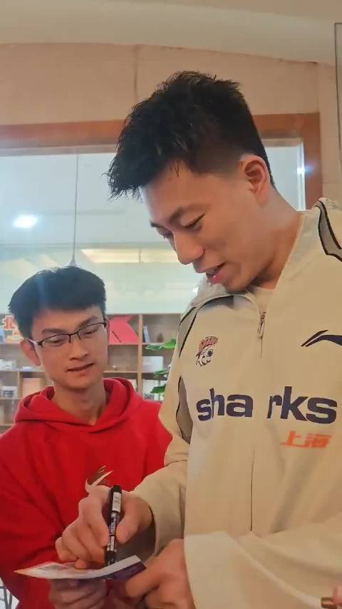 张镇麟称贝兹利被裁和他抢断没关系：找个借口而已