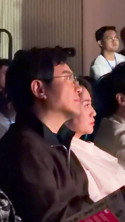 沈马在台下看别人演《夏洛特烦恼》，还是粤语版的哈哈