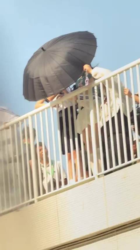 泉州街头偶遇宋雨琦拍摄，长发飘逸引注目